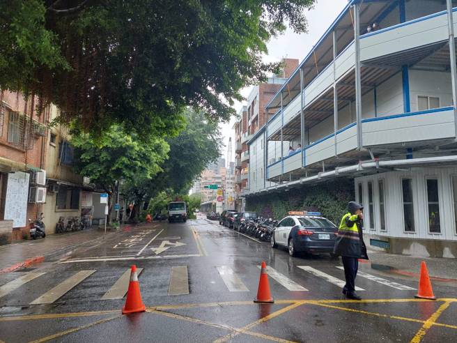 「小犬」发威！北市松山路树「拦腰断裂」砸毁多辆机车。(警方提供)