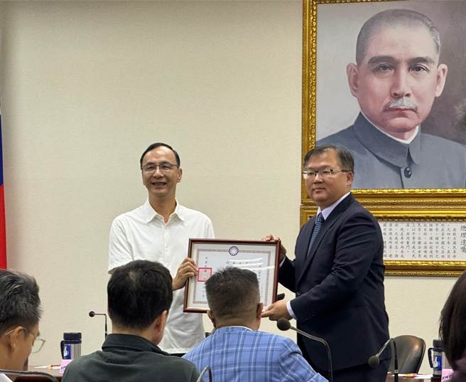 国民党今举行立法院第十届第八会期党团干部布达授证典礼，由主席朱立伦颁发党团总召、书记长、副书记长以及各委员会委员长等党团干部证书。（李奇叡摄）