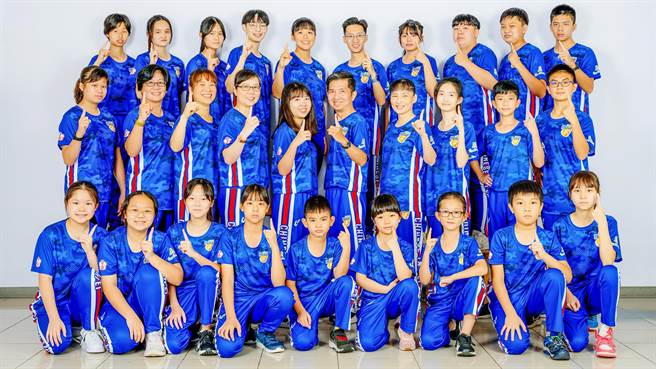 ISSF台灣競技疊杯代表隊選手大多來自新竹縣市，6日赴韓參賽，中華民國疊杯運動協會理事長吳鳳文（中排右五）指以奪下20金為目標，把世界總冠軍帶回台灣。（台灣疊杯運動聯盟提供／羅浚濱新竹傳真）