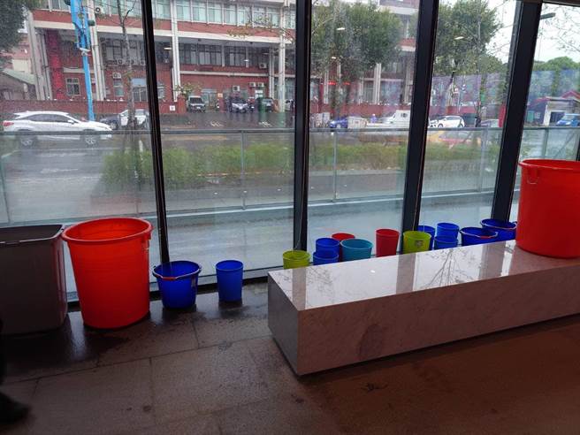 桃园市杨梅区公所新行政大楼2日正式进驻办公，岂料3日晚间发现漏水，新建工程处将请厂商改善。（市议员周玉琴提供／蔡明亘桃园传真）