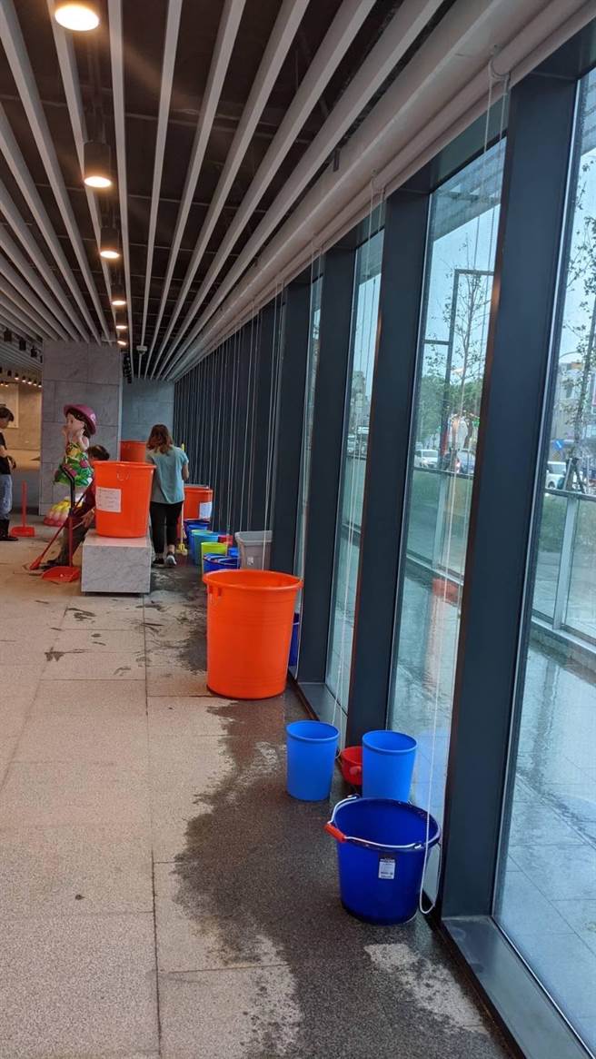 桃园市杨梅区公所新行政大楼2日进驻办公，预计20日办理启用典礼，岂料才进驻2天就发现漏水情形。（市议员周玉琴提供／蔡明亘桃园传真）