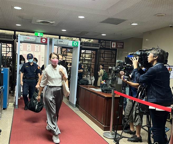 新竹市长高虹安4日出庭应讯。（林伟信摄）