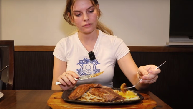 以色列的女子ShirE看到店家把牛排放在铁板上，牛排下方还铺满麵条和一颗鸡蛋，讚这样的搭配是「天才」。（图／示意图，达志影像）
