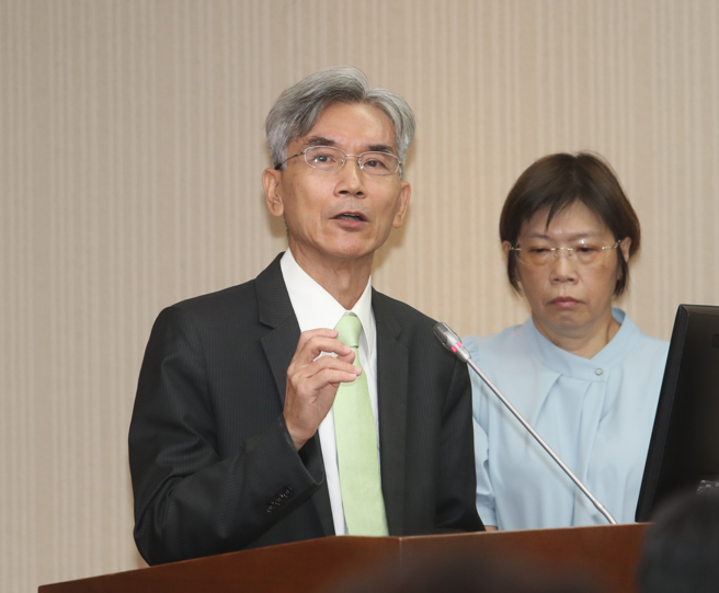 立法院社会福利及卫生环境委员会4日审查中华民国113年度中央政府总预算案关于环境部主管预算，出席的环境部长薛富盛（左）上台答询。（刘宗龙摄）
