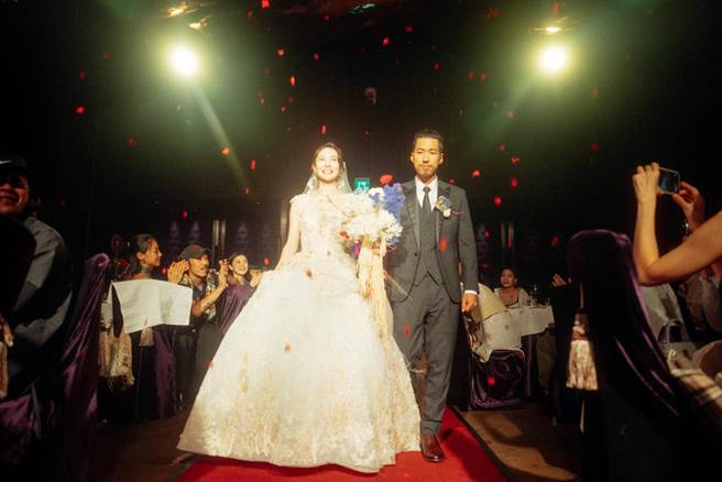 李亦捷（左）跟摄影师老公鸡蛋昨举办婚礼。（李亦捷提供）