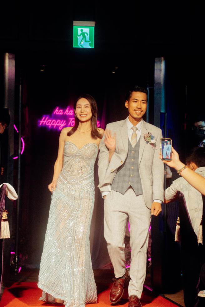 李亦捷（左）换上第二套礼服跟鸡蛋再度进场。（李亦捷提供）