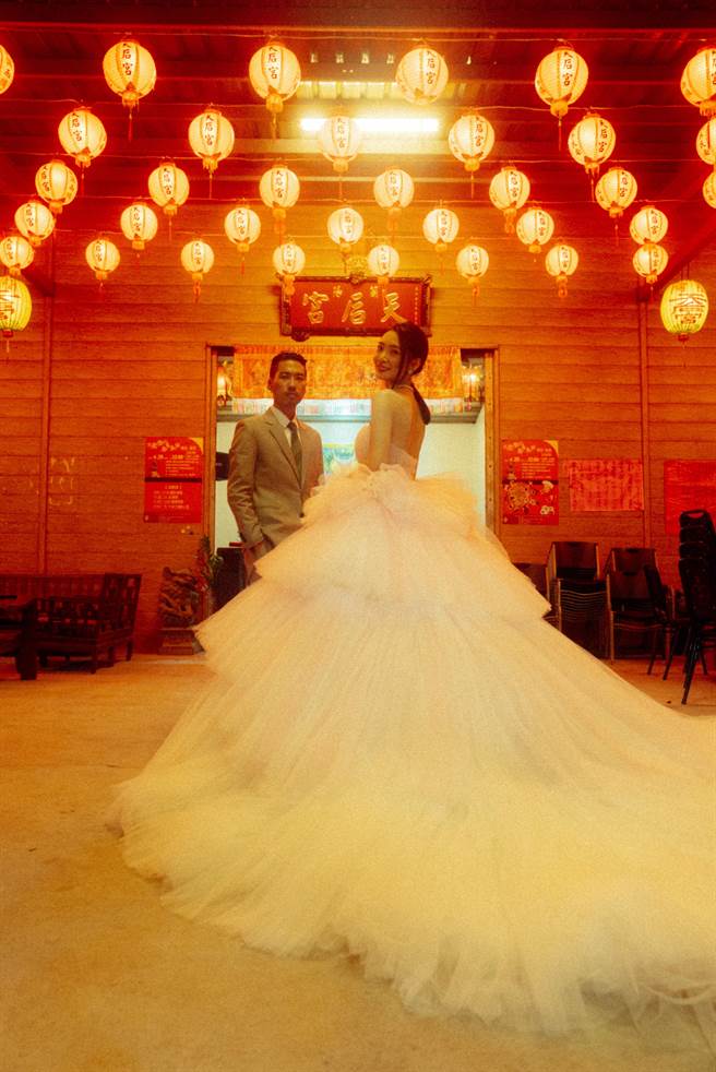 李亦捷（右）跟鸡蛋的文定办在兰阳天后宫庙前。（李亦捷提供）