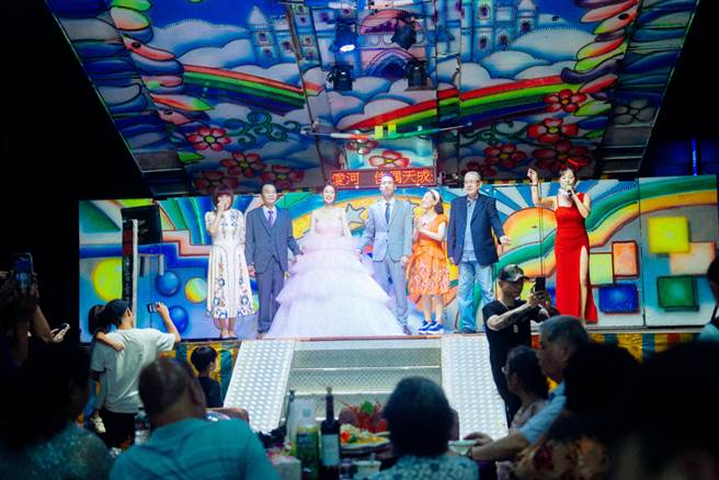 李亦捷（左三起）和鸡蛋在宜兰办了超狂的流水席文定宴。（李亦捷提供）