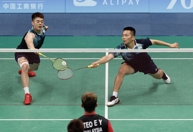 李洋（右）和搭挡王齐麟晋级杭州亚运羽球男双8强。（资料照／中华奥会提供）