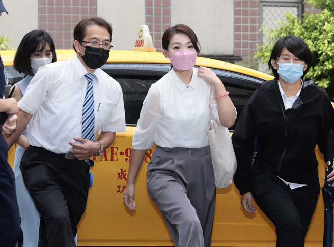 新竹市长高虹安不满男子陈时奋在脸书粉专「翁达瑞」贴文，指她遭指导教授除名，提告加重诽谤罪获不起诉，陈男向台北地院自诉诬告罪。北院4日传唤高虹安（前中）出庭。（郭吉铨摄）