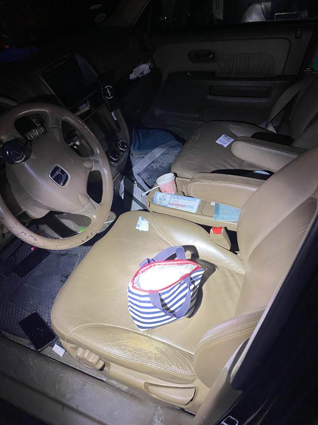 ▲基隆市警察局第四分局中山派出所员警于4日凌晨发现一台自小客车形迹可疑跟追逮人，除发现驾驶为枪毒通缉犯陈嫌，车内还起出各级毒品近50余克与20多万元现金。（基隆市警察局提供／徐佑升基隆传真）