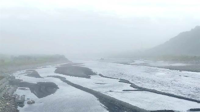 小犬颱风近逼，台东地区午后风力明显增强，卑南溪河床掀起风飞沙。（萧嘉蕙摄）