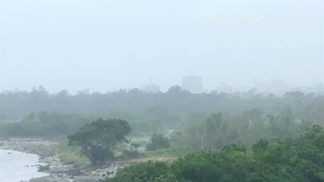 台东卑南溪河床扬起漫天风沙，扬尘笼罩市区形成一片「雾濛濛」景象。（萧嘉蕙摄）