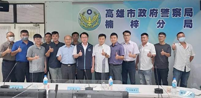 明年一月就是第16任总统副总统及第11届立法委员选举，为维护选风端正，桥头地方检察署检察长张春晖（前左四）4日上午到楠梓分局与警员座谈。（翻摄照片／林瑞益高雄传真）