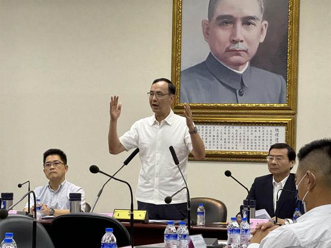 国民党主席朱立伦今天在中常会上态度明确，强调「蓝白合是必须」。（李奇叡摄）