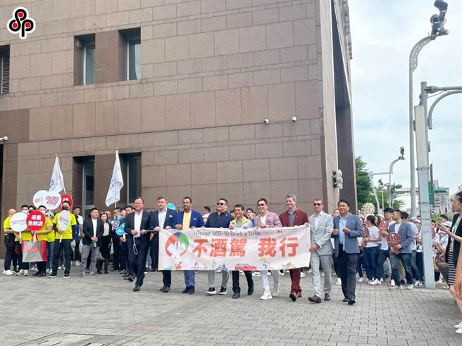 台北市交通局、社团法人台湾酒与社会责任促进会、酒商、经销商、计程车业者、代驾业者、YouBike和WeMo Scooter等，8月举办「不酒驾我行」游行，希望藉由宣导，降低酒驾人数。（本报资料照片）