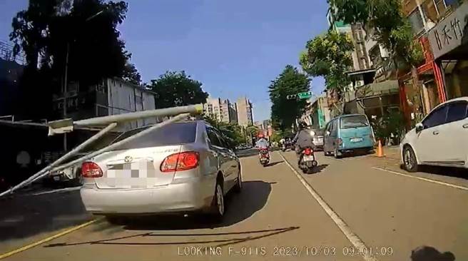 台中市南屯區一處新建工程昨天有鷹架從天而降，差點砸中路過的人車。（民眾提供／張亦惠台中傳真）