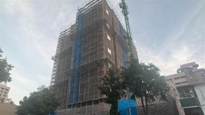 台中市南屯區一處新建工程昨天有鷹架從天而降，差點砸中路過的人車。（民眾提供／張亦惠台中傳真）