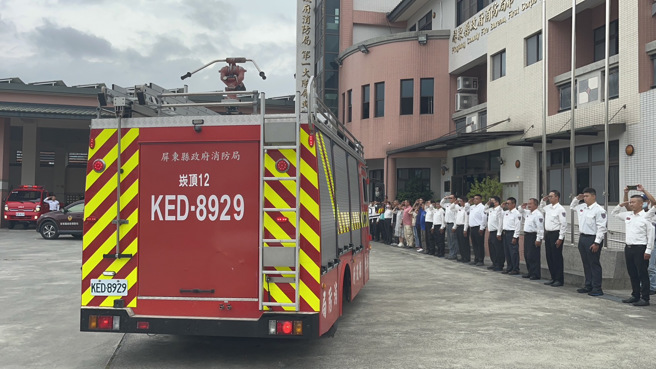 任务结束！明扬大火4勇消殉职，移灵车队抵「屏二分队」巡礼。(林和生摄)