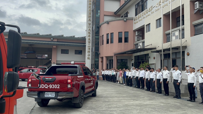 任务结束！明扬大火4勇消殉职，移灵车队抵「屏二分队」巡礼。(林和生摄)