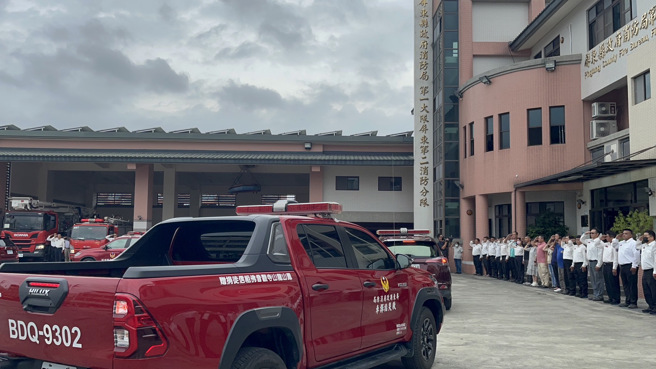 任务结束！明扬大火4勇消殉职，移灵车队抵「屏二分队」巡礼。(林和生摄)