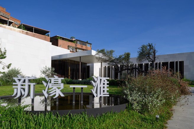 「新濠一滙」提供住户等饭店式物业管理服务，并舍弃大坪数豪宅格局，反以中小坪数寓所切入市场，区隔产品属性。图为接待中心外观。（图/信义代销 提供）