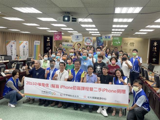 二手 iPhone捐赠计画，配合APP让视障者也能享受智慧生活。（洪靖宜摄）