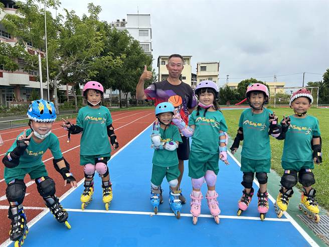 亞運溜冰金牌黃玉霖將於4日晚間返台，父親黃忠誠下午則還在屏東同安國小教小朋友溜冰，他不疾不徐地說：「帶完小孩後再北上也不急。」（謝佳潾攝）