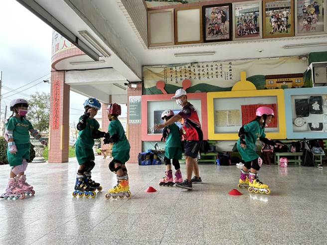 亞運溜冰金牌黃玉霖將於4日晚間返台，父親黃忠誠下午則還在屏東同安國小教小朋友溜冰，他不疾不徐地說：「帶完小孩後再北上也不急。」（謝佳潾攝）