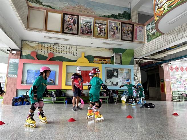 亞運溜冰金牌黃玉霖將於4日晚間返台，父親黃忠誠下午則還在屏東同安國小教小朋友溜冰，他不疾不徐地說：「帶完小孩後再北上也不急。」（謝佳潾攝）