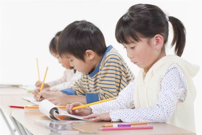 高雄一名国小生为了明天（5日）想放颱风假，在联络簿的日记写「小犬你可以变成大犬，然后靠近高雄一点吗？」(示意图，达志提供)