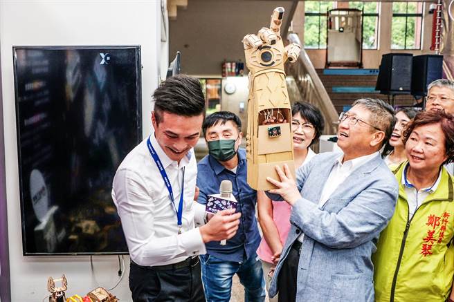 新竹县10月科普电竞月系列活动起跑，县长杨文科体验学生制作的机械手臂。（罗浚滨摄）