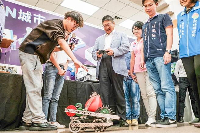 新竹县10月科普电竞月系列活动起跑，县长杨文科（中）操作VEX V5机器人。（罗浚滨摄）