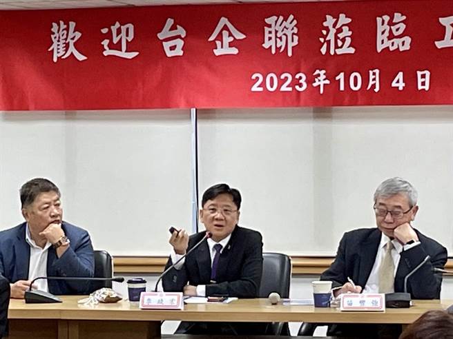 台企聯會長李政宏（中）今日上午率團，拜會工總理事長苗豐強（右）。（圖／台企聯提供）