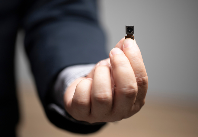 投宿台中市日租套房惊见针孔偷拍，嫌犯竟是7旬阿嬷房东，法官判她拘役40日。（示意图／shutterstock）