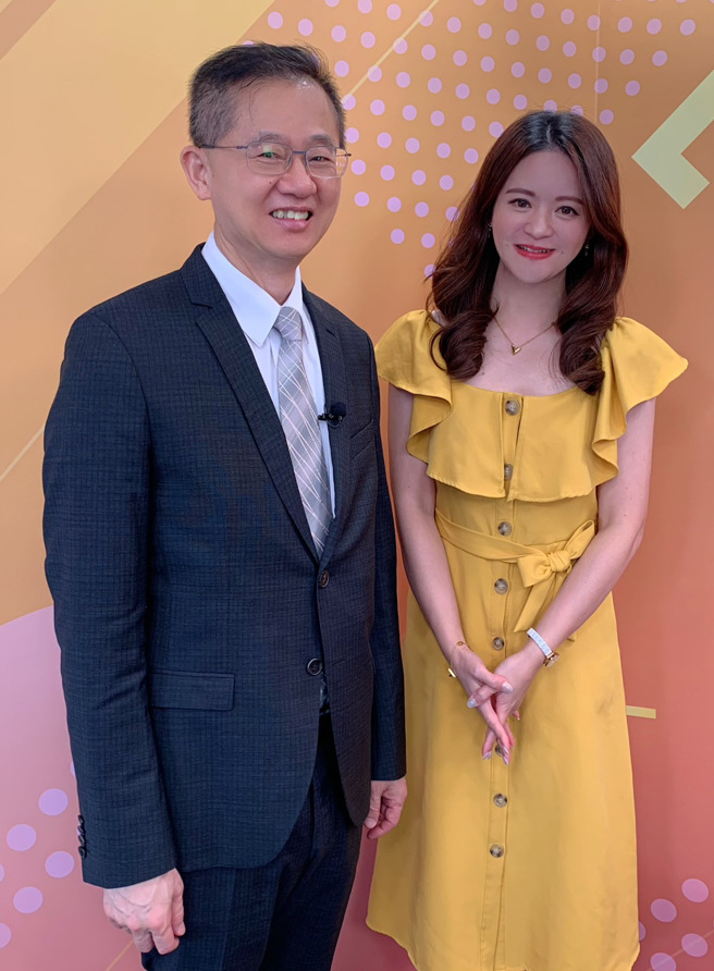 台湾运彩总经理林博泰（左）上时来运转节目，与主持人尉迟佩玉谈运彩眉角。（林胜发摄）