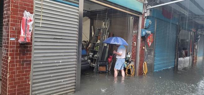 2023年10月4日桃园市／桃园市八德区9月初遇到强降雨，介寿路二段582、596巷因地势较主干道介寿路低，雨水灌入民宅内，水深达小腿肚。（市议员许家睿提供／陈梦茹桃园传真）