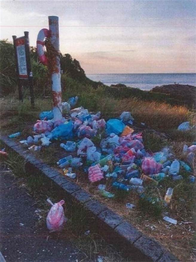 新北市议员林裔绮4日于议会质询指出，东北角滨海公路到处充满垃圾，批评中央地方互踢皮球，要求新北市政府主动介入处理。（新北市议员林裔绮提供／蔡亚桦新北传真）