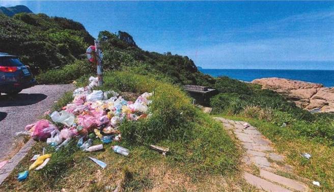 东北角滨海公路到处充满垃圾，新北市议员林裔绮要求新北市政府主动介入处理。（新北市议员林裔绮提供／蔡亚桦新北传真）