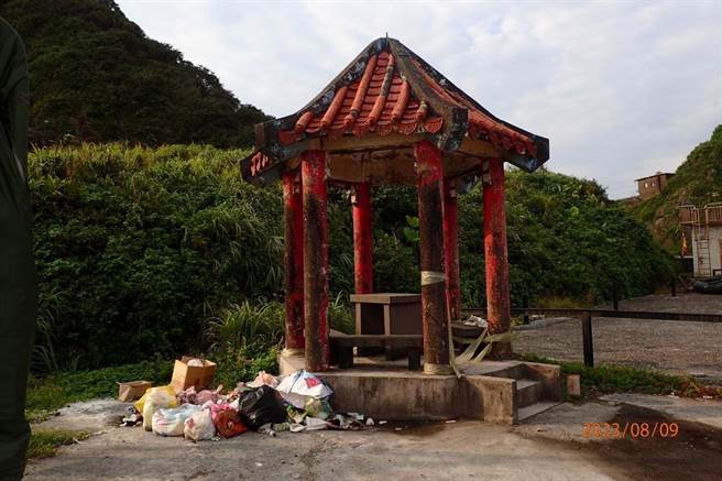 东北角滨海公路到处充满垃圾。（新北市议员林裔绮提供／蔡亚桦新北传真）