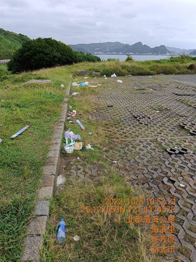东北角滨海公路到处充满垃圾。（新北市议员林裔绮提供／蔡亚桦新北传真）