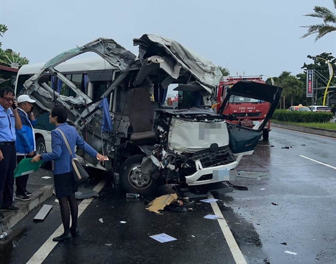 一家饭店一辆小型巴士，下午不慎在193县道南滨路段自撞路灯，由于撞击力道大，车辆车头全毁。（民眾提供／罗亦晽花莲传真）
