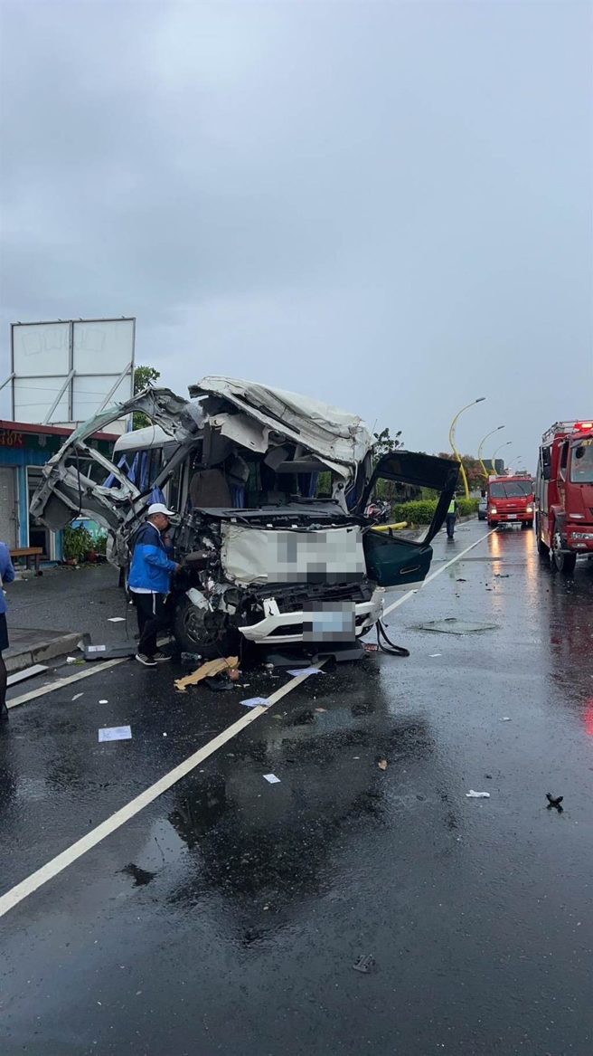 饭店一辆欲前往火车站载客的小型巴士，下午不慎在193县道南滨路段自撞路灯，由于撞击力道大，车辆车头全毁。（民眾提供／罗亦晽花莲传真）