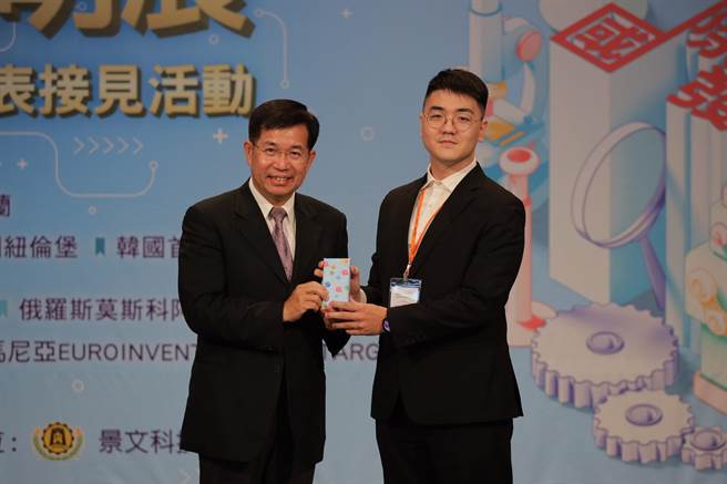 2023年10月4日台北市／教育部长潘文忠（左）颁奖给2022马来西亚ITEX国际发明展金牌得奖学生陈柏允（右）。（教育部提供／林志成台北传真）
