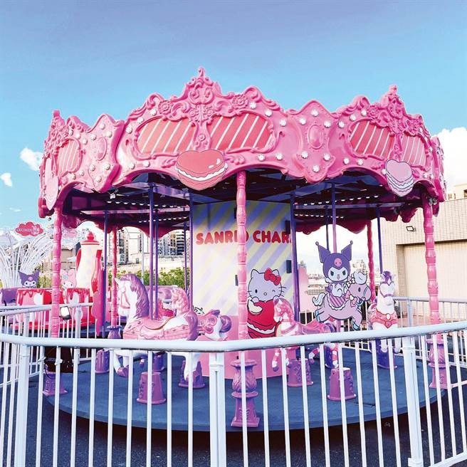 Global Mall新北中和、桃园A19推「三丽鸥大明星游乐园」，旋转木马飘散浪漫氛围。（Global Mall提供／朱世凯台北传真）