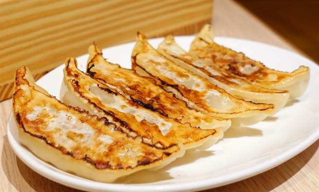 Global Mall板桥车站大阪王将推7日下午3点起「炸饺子3入」原价45元，限量优惠价18元。（Global Mall提供／朱世凯台北传真）