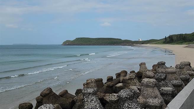 4日上午风力如冬季日常，图为马公市时里海边，风浪还不大。（许逸民摄）