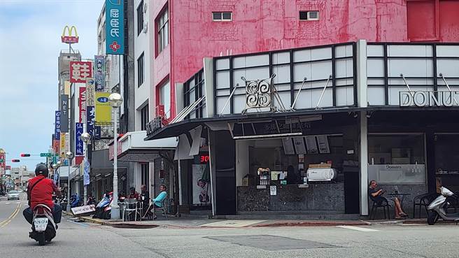 4日上午澎湖风力还好，民眾在路边咖啡馆外悠閒喝咖啡，享受颱风假。（许逸民摄）