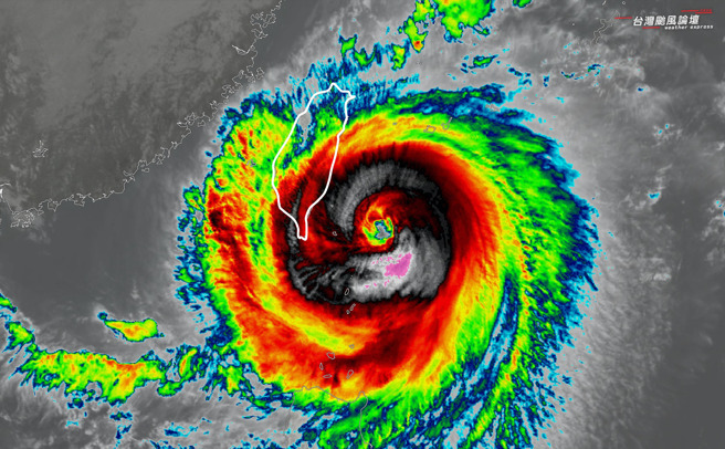 台湾颱风论坛指出，小犬颱风过去3小时略为增强，眼墙厚实。（翻摄自台湾颱风论坛｜天气特急脸书）
