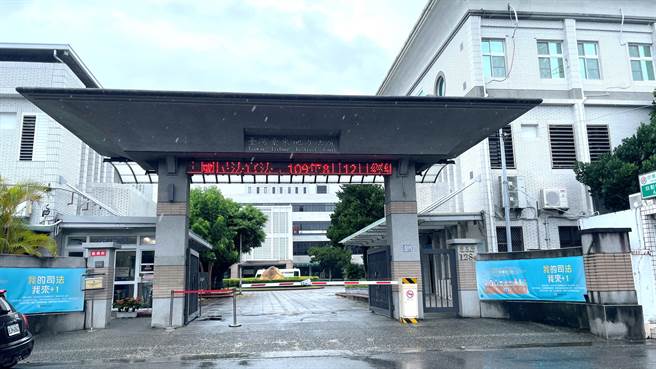 台东某长照机构余姓照服员喂食陈姓住民时，暂离2分17秒前去打卡，导致陈女哽噎窒息死亡，依过失致死判处有期徒刑3月。（萧嘉蕙摄）